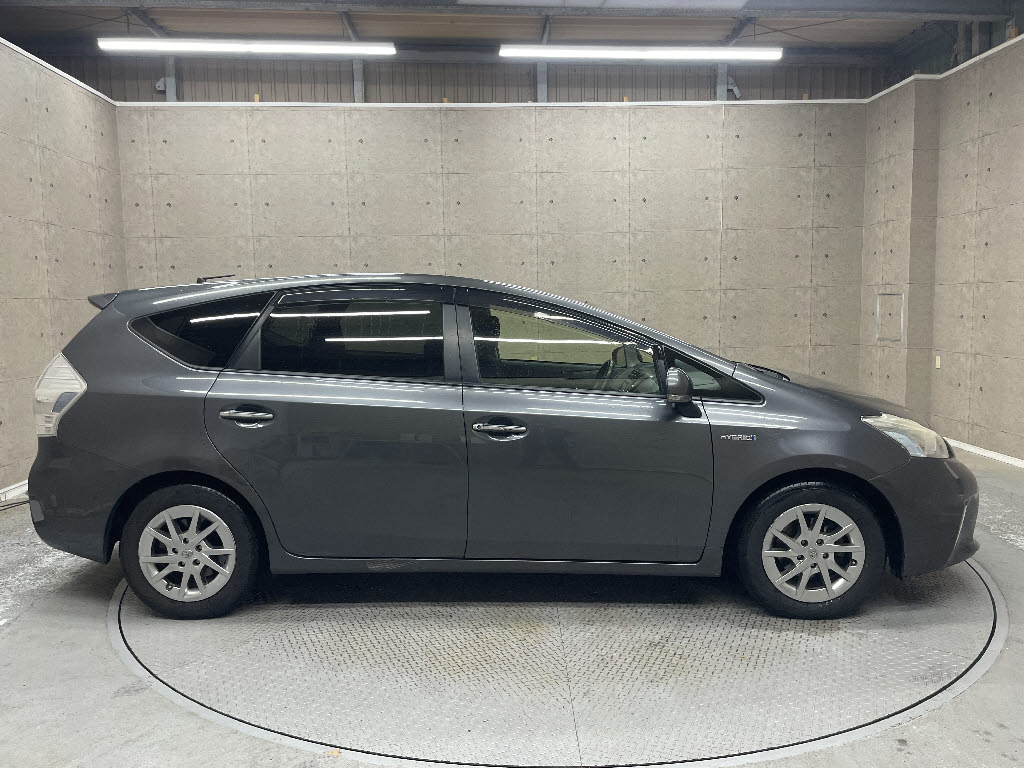 トヨタ プリウスアルファ13枚目