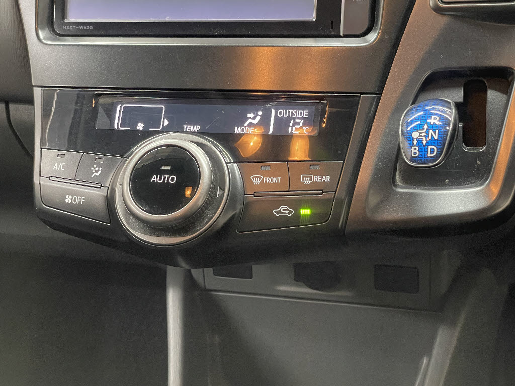 トヨタ プリウスアルファ19枚目