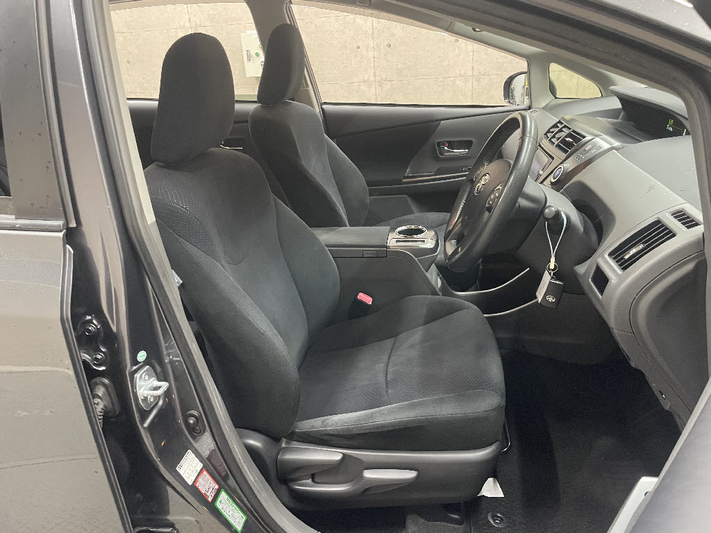 トヨタ プリウスアルファ3枚目