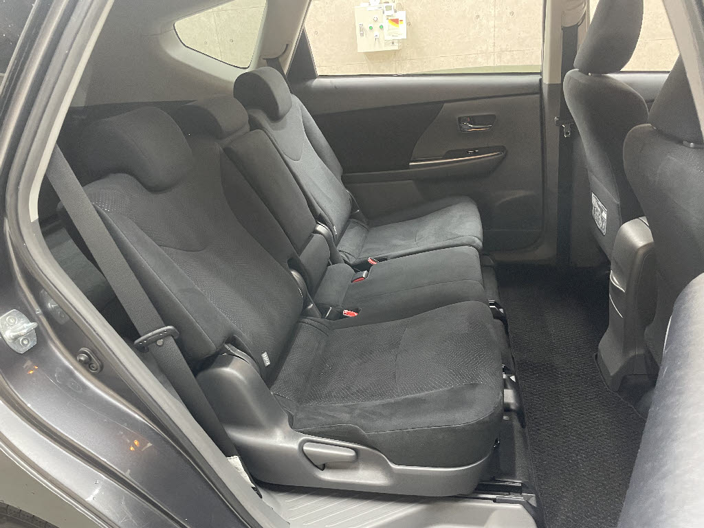 トヨタ プリウスアルファ4枚目