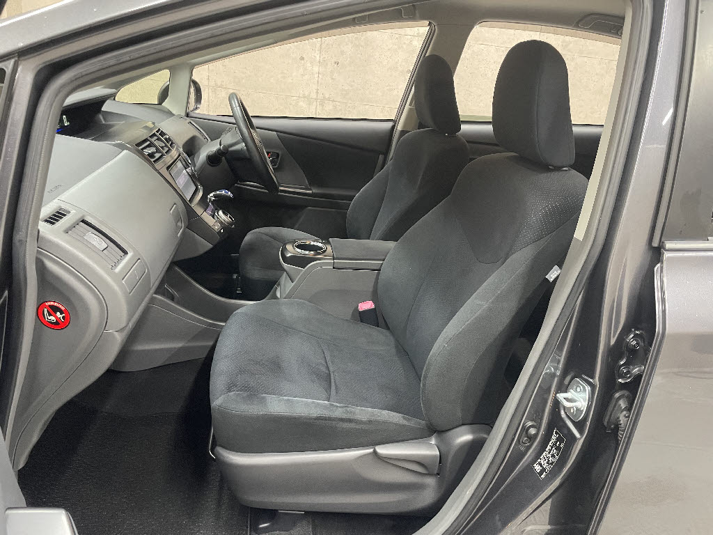 トヨタ プリウスアルファ5枚目