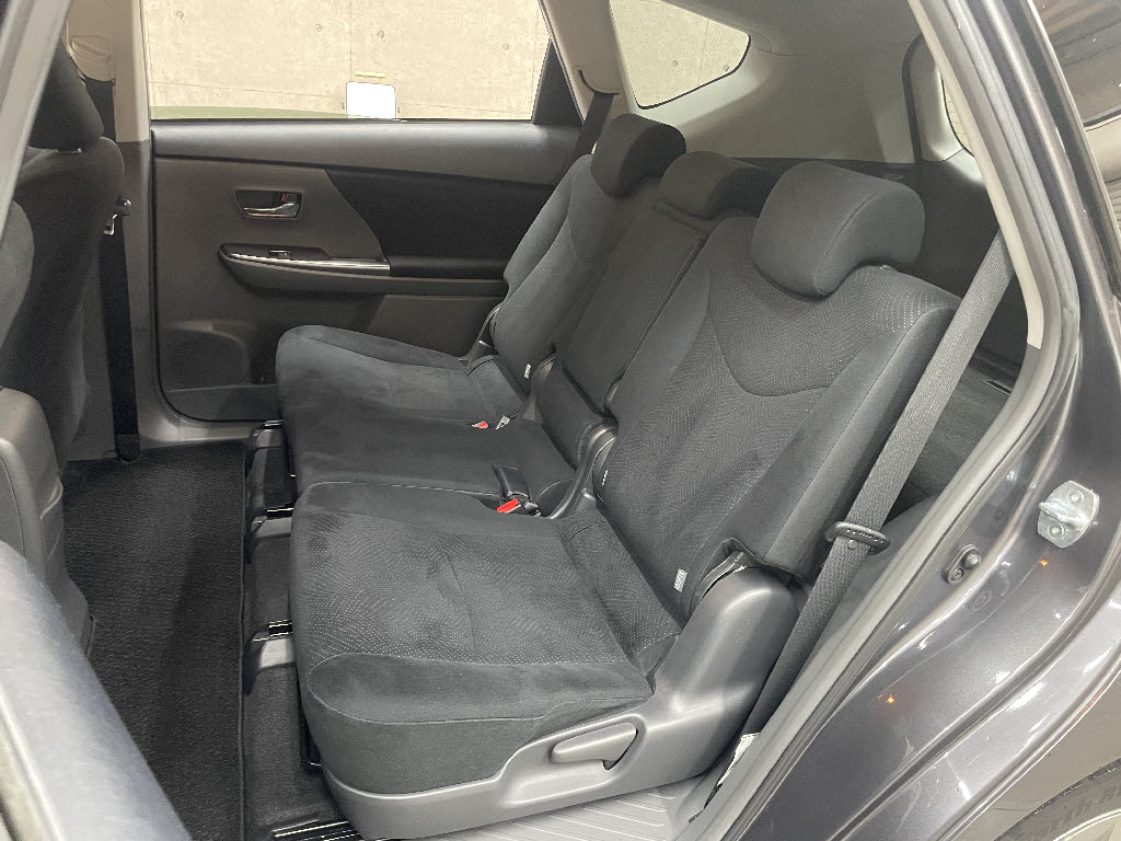 トヨタ プリウスアルファ6枚目