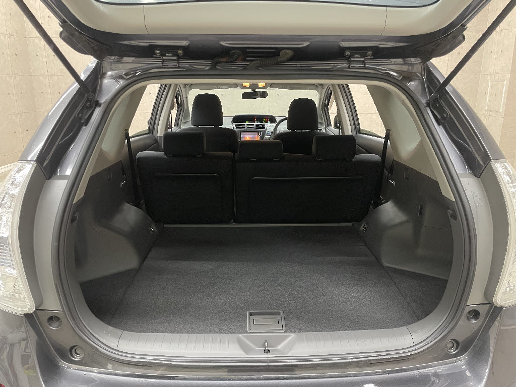 トヨタ プリウスアルファ7枚目