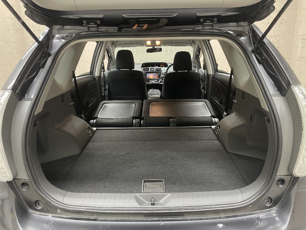 トヨタ プリウスアルファ8枚目