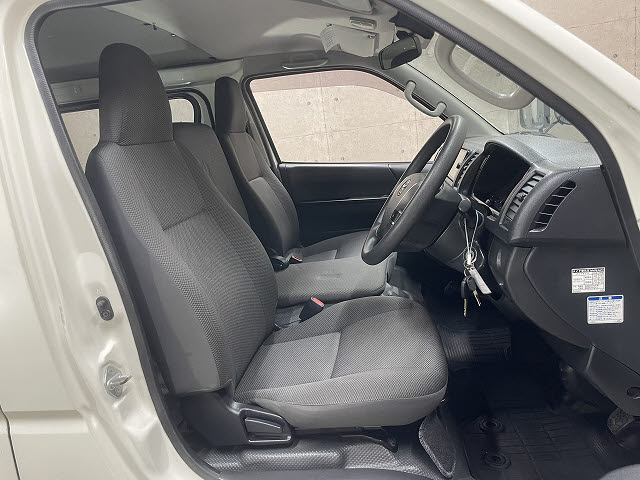 トヨタ ハイエースV3枚目