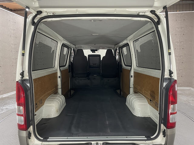 トヨタ ハイエースV7枚目