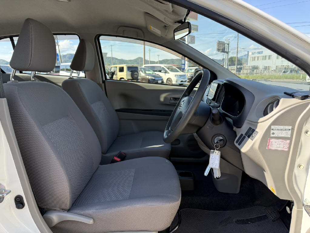 ダイハツ ミライース8枚目