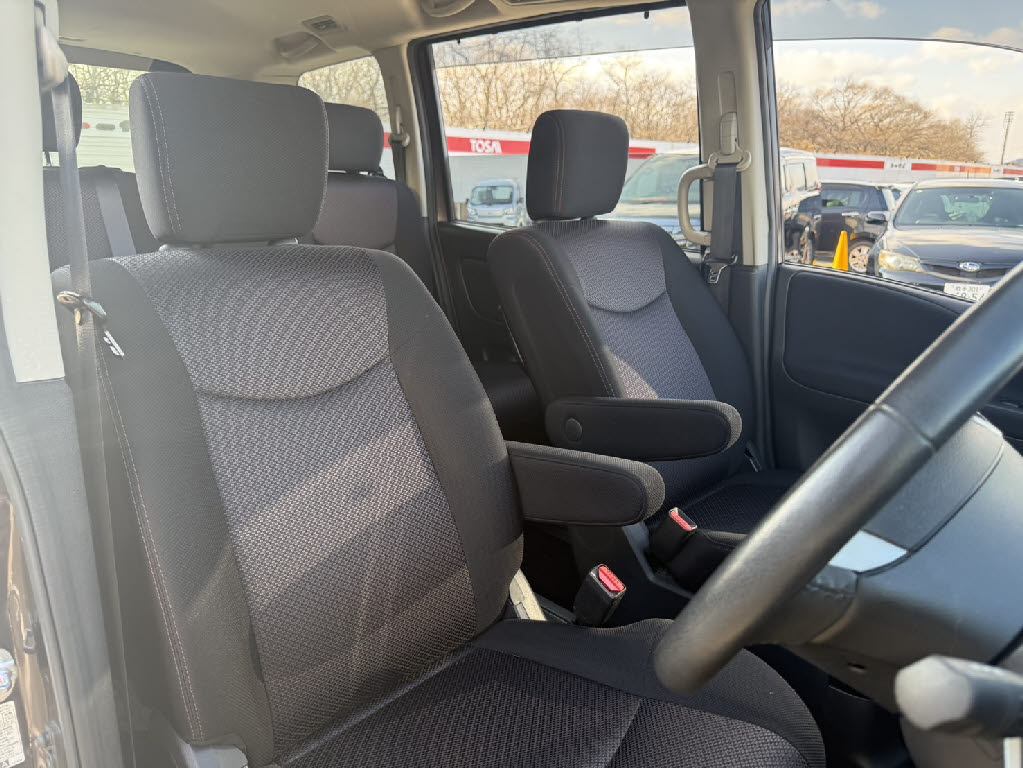 ニッサン セレナ8枚目