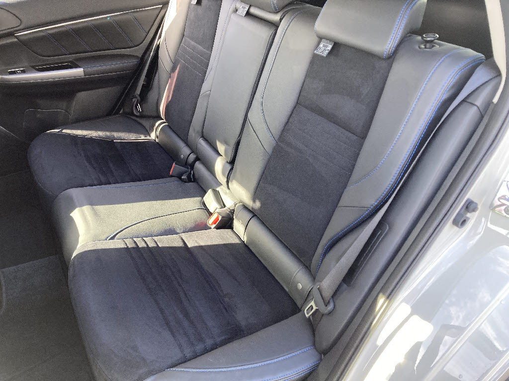 スバル レヴォーグ14枚目