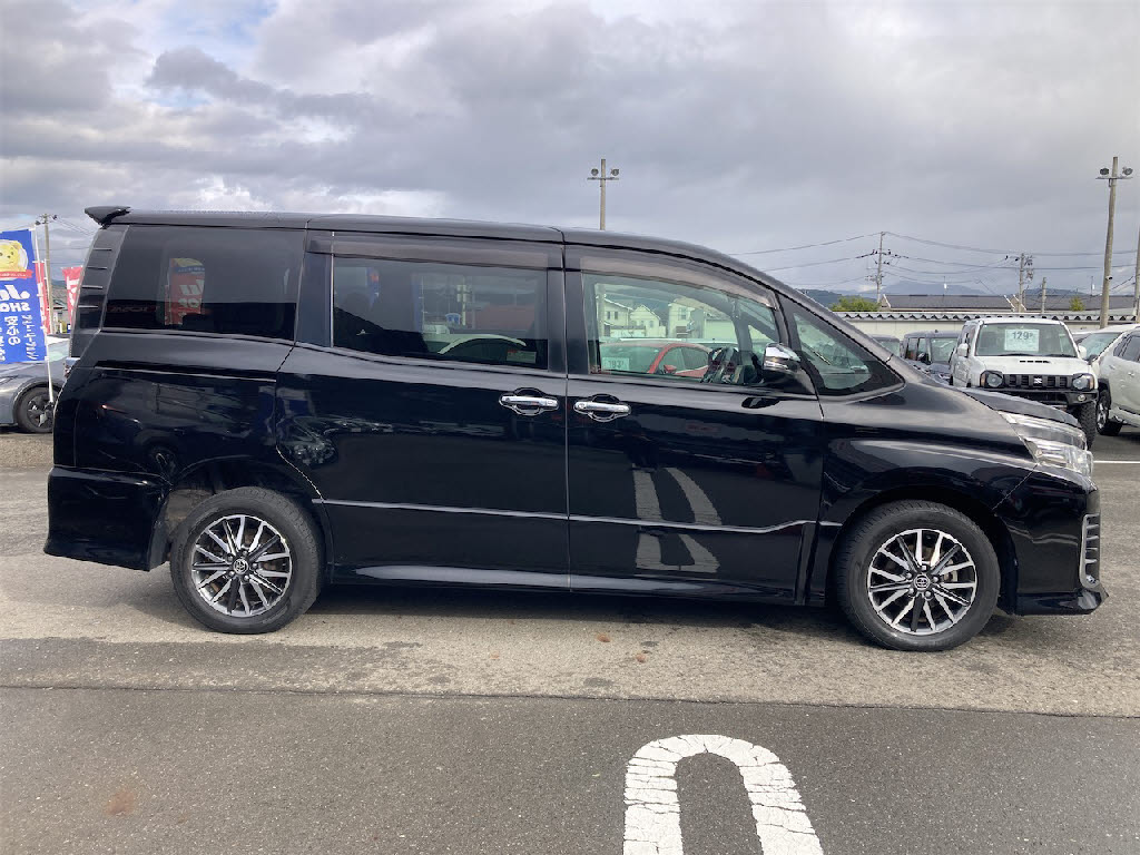 トヨタ ヴォクシー4枚目