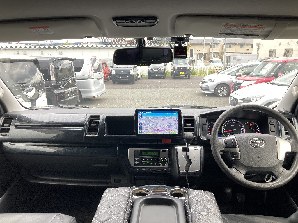 トヨタ ハイエース2枚目