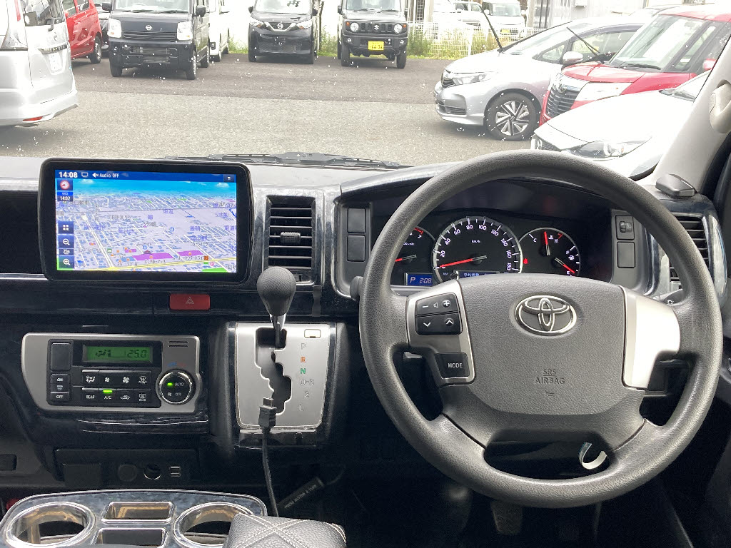 トヨタ ハイエース3枚目