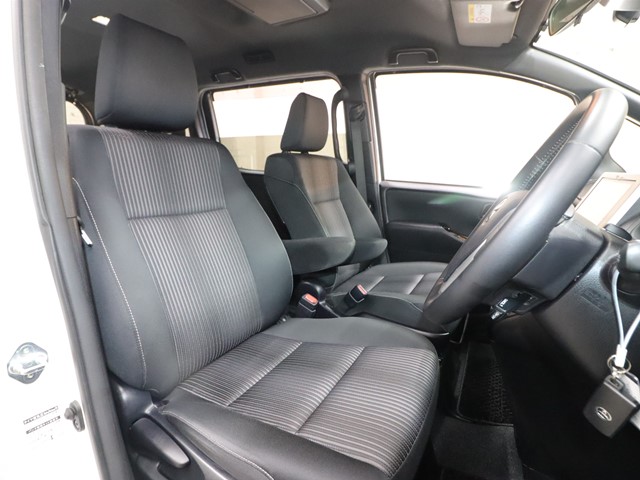 トヨタ ヴォクシー3枚目