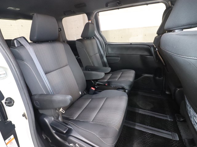 トヨタ ヴォクシー4枚目