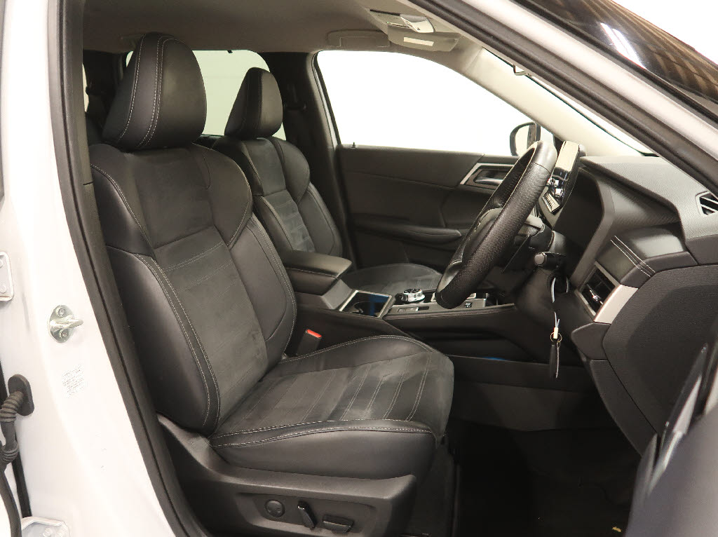 三菱 アウトランダーPHEV3枚目