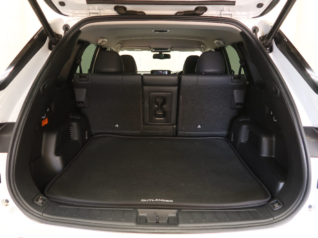 三菱 アウトランダーPHEV5枚目