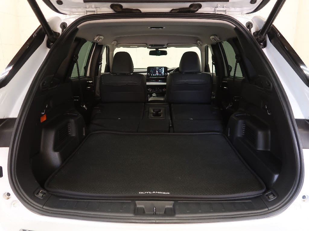 三菱 アウトランダーPHEV6枚目