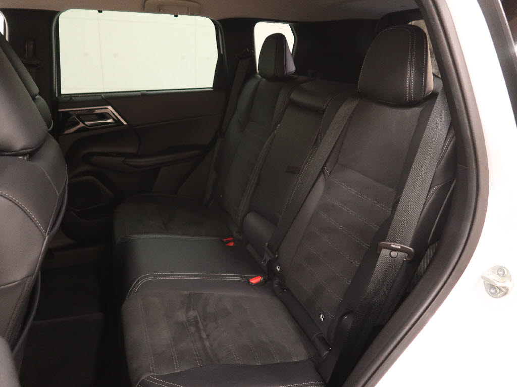 三菱 アウトランダーPHEV8枚目