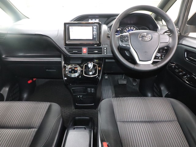 トヨタ ヴォクシーハイブリッド2枚目