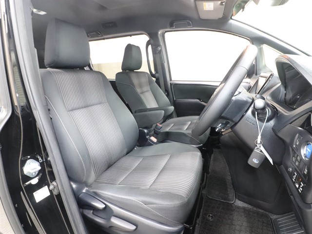 トヨタ ヴォクシーハイブリッド3枚目