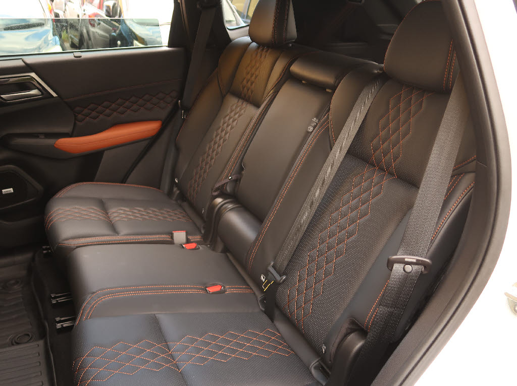 三菱 アウトランダーPHEV7枚目