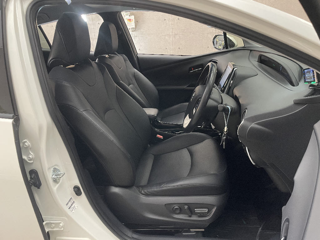 トヨタ プリウスPHV3枚目