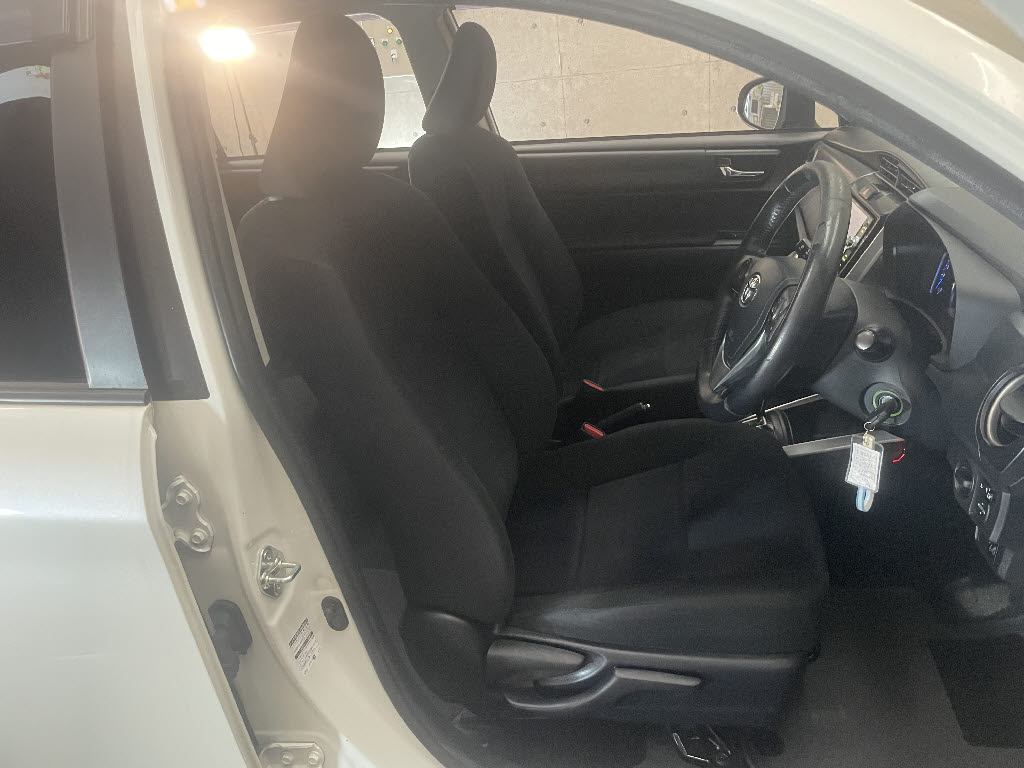 トヨタ カローラフィールダーHV3枚目