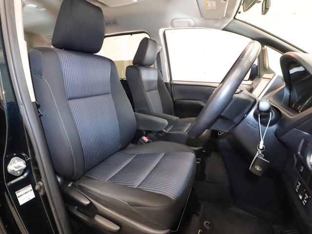 トヨタ ヴォクシー3枚目