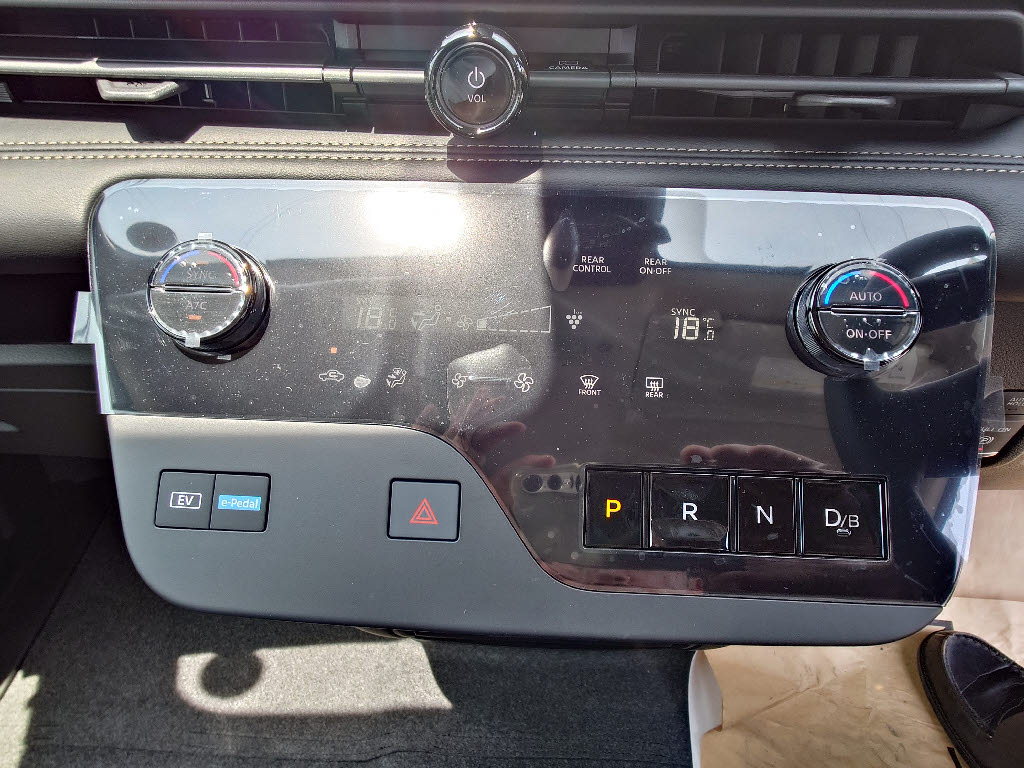 ニッサン セレナＨＶ5枚目