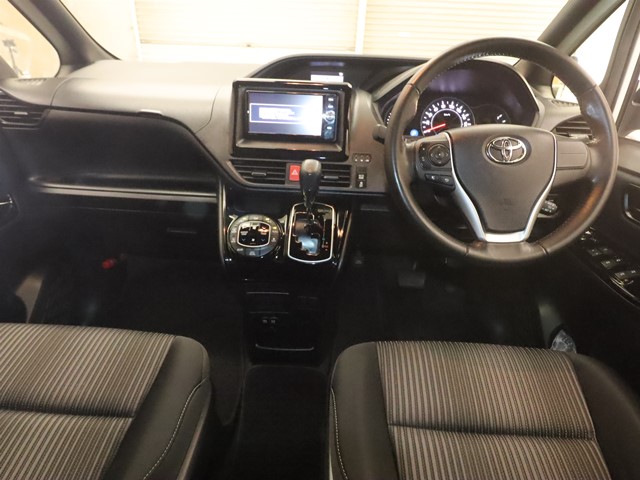 トヨタ ヴォクシー2枚目