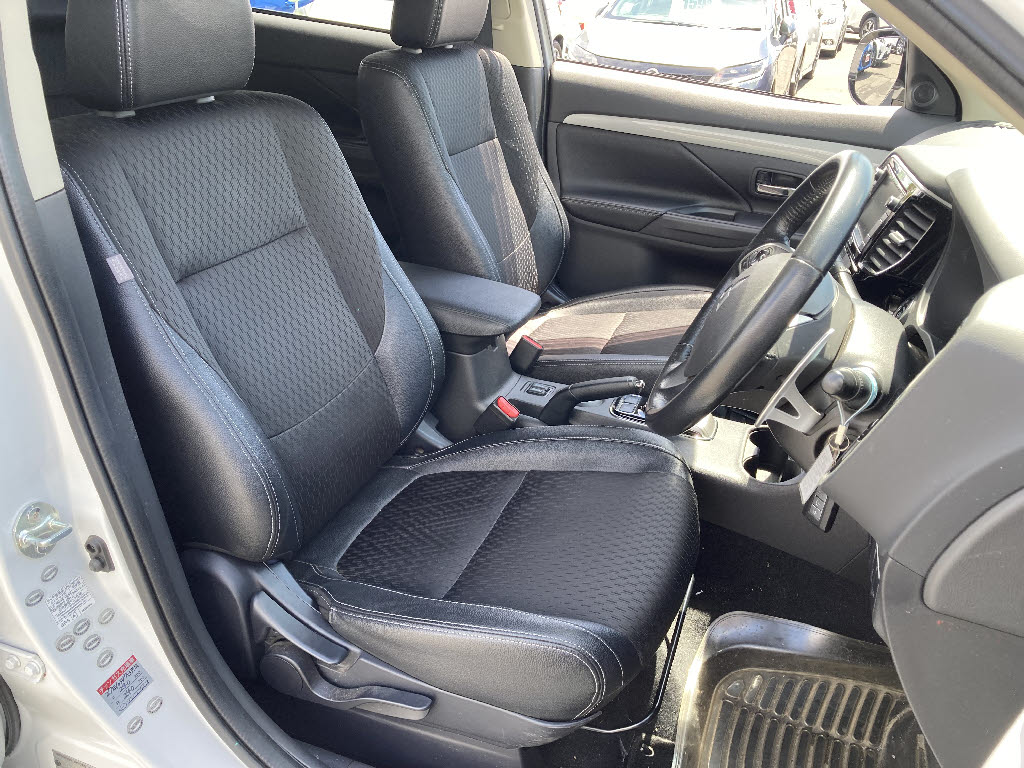 三菱 アウトランダーPHEV13枚目