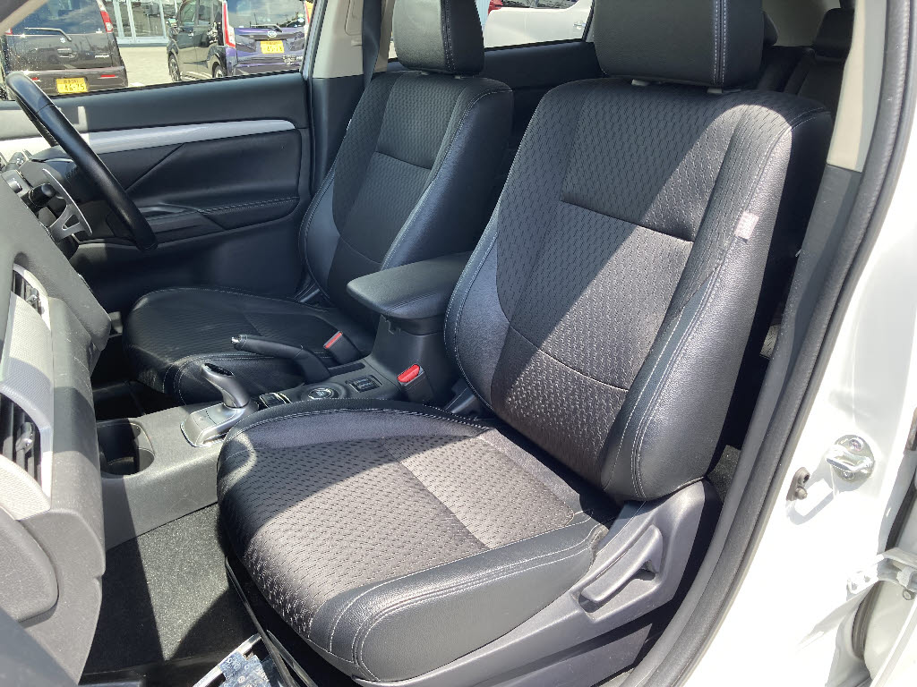 三菱 アウトランダーPHEV14枚目