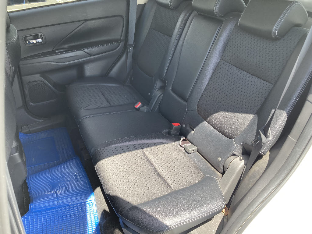 三菱 アウトランダーPHEV15枚目