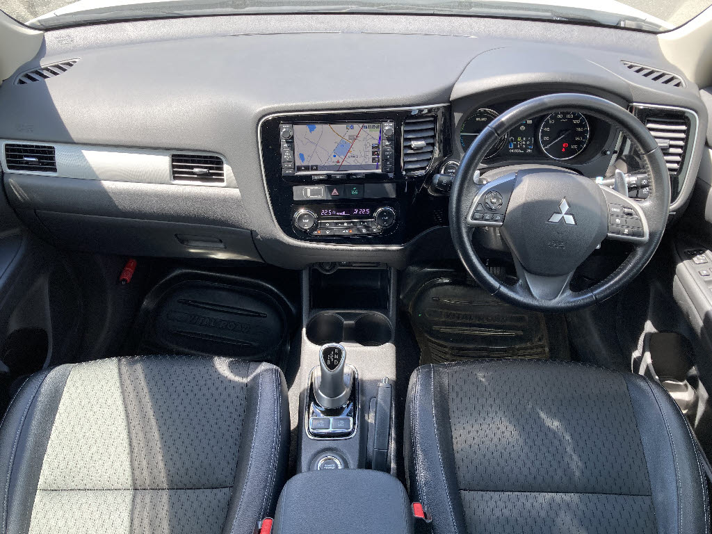 三菱 アウトランダーPHEV2枚目