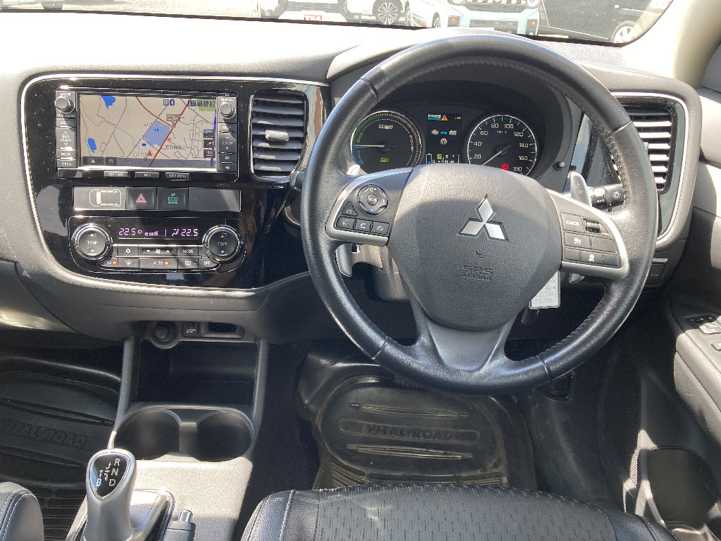 三菱 アウトランダーPHEV3枚目