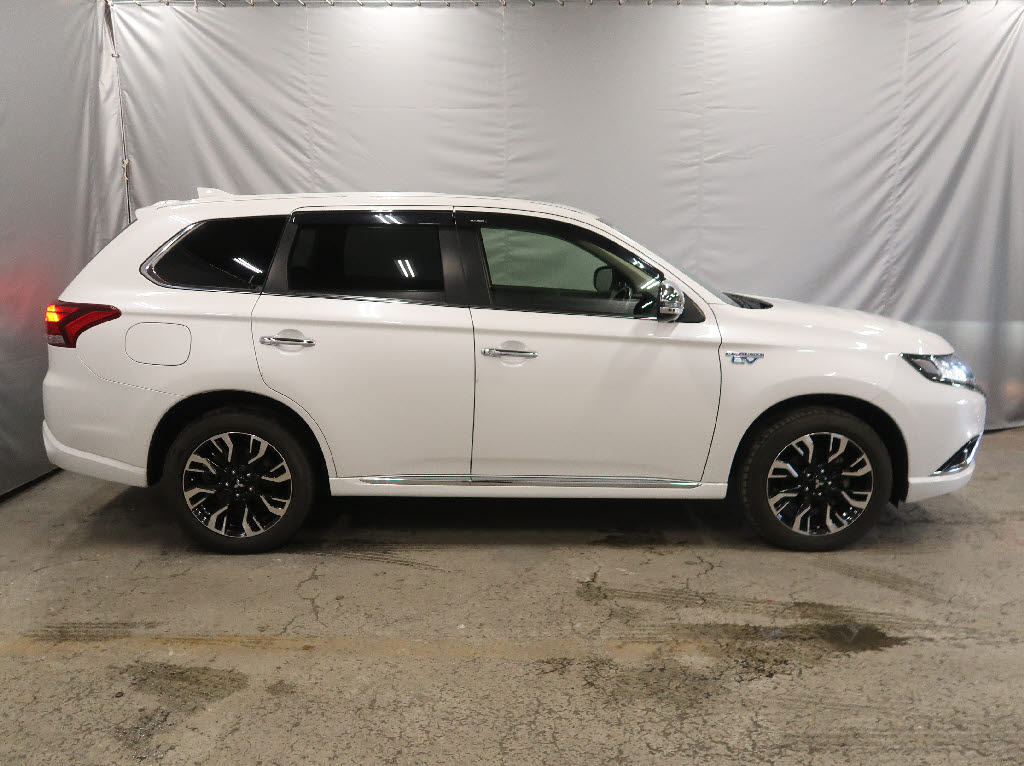 三菱 アウトランダーPHEV10枚目