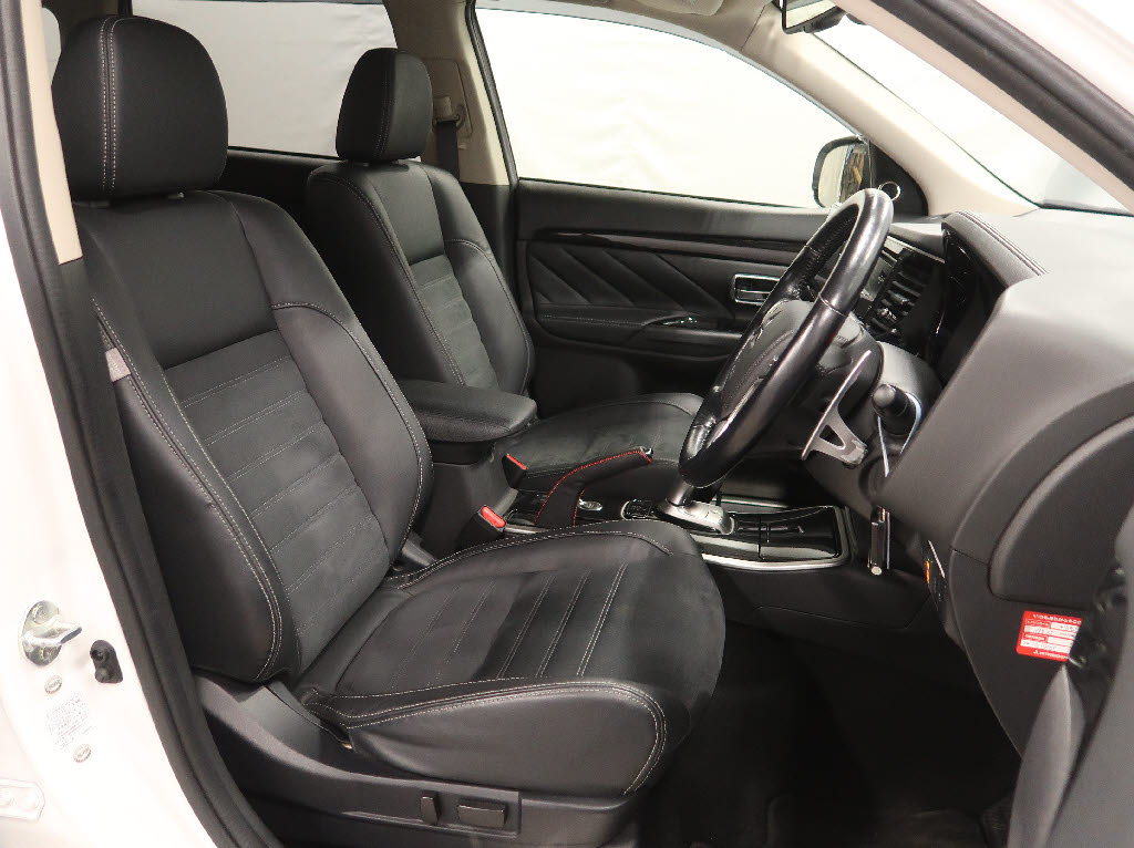 三菱 アウトランダーPHEV3枚目