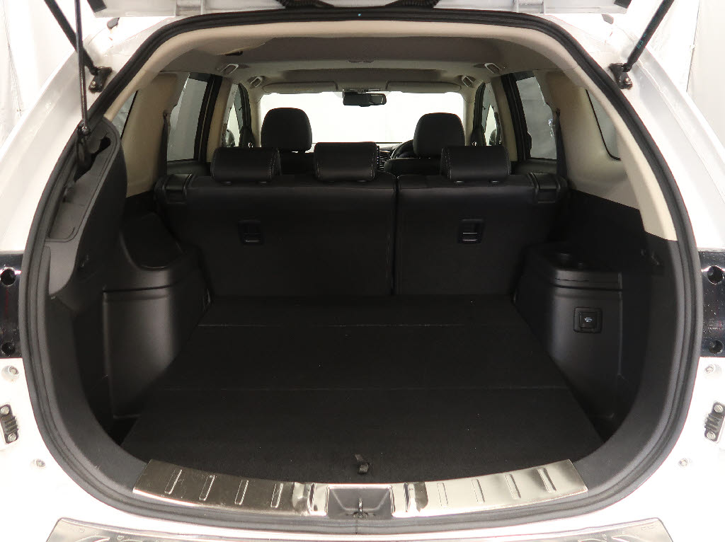 三菱 アウトランダーPHEV7枚目