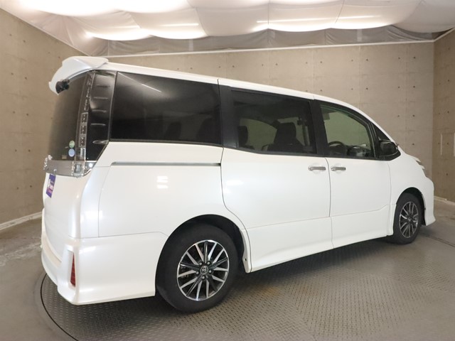 トヨタ ヴォクシー1枚目