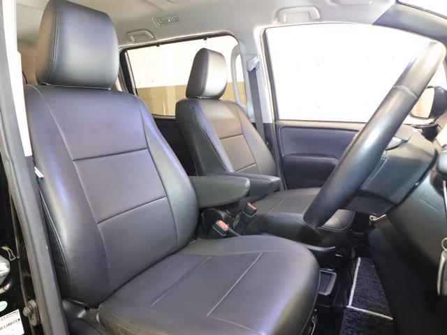 トヨタ ヴォクシーハイブリッド3枚目