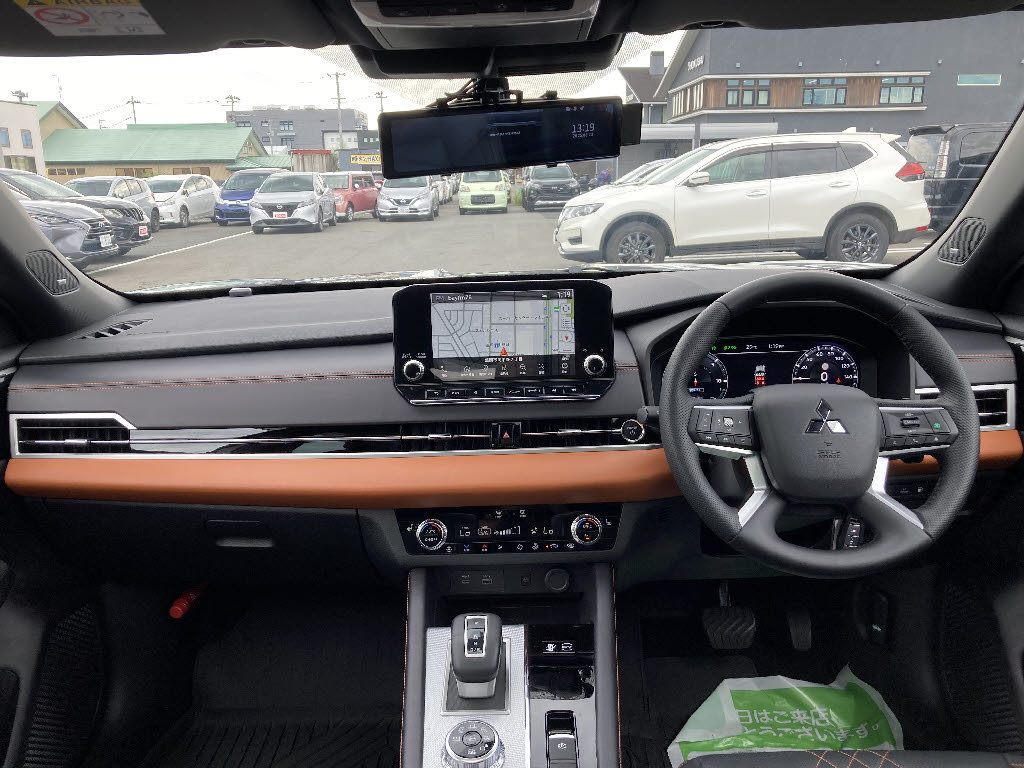 三菱 アウトランダーPHEV2枚目