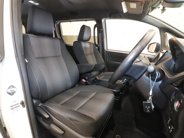 トヨタ ヴォクシー3枚目