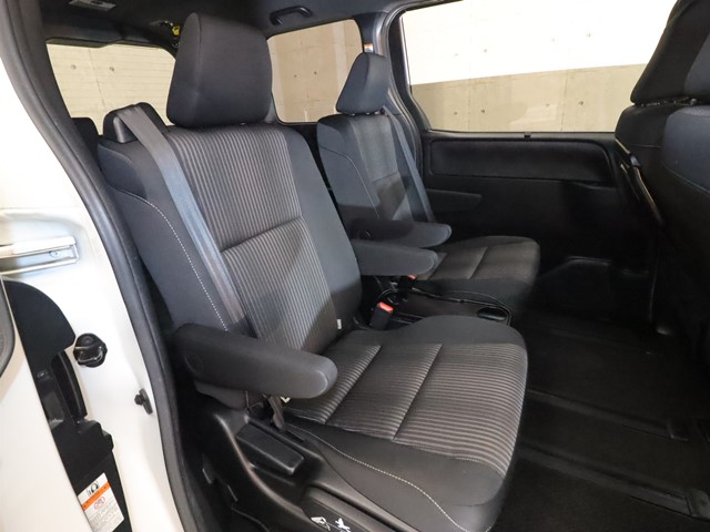 トヨタ ヴォクシー4枚目