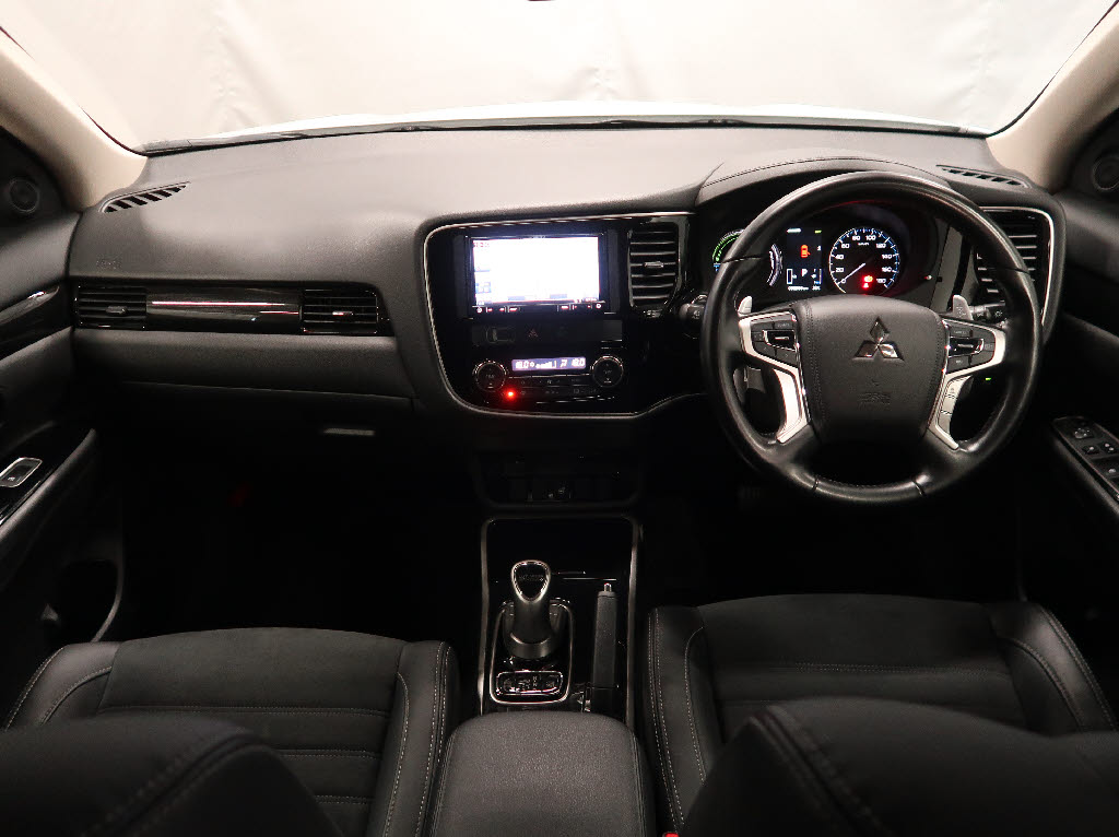 三菱 アウトランダーPHEV2枚目
