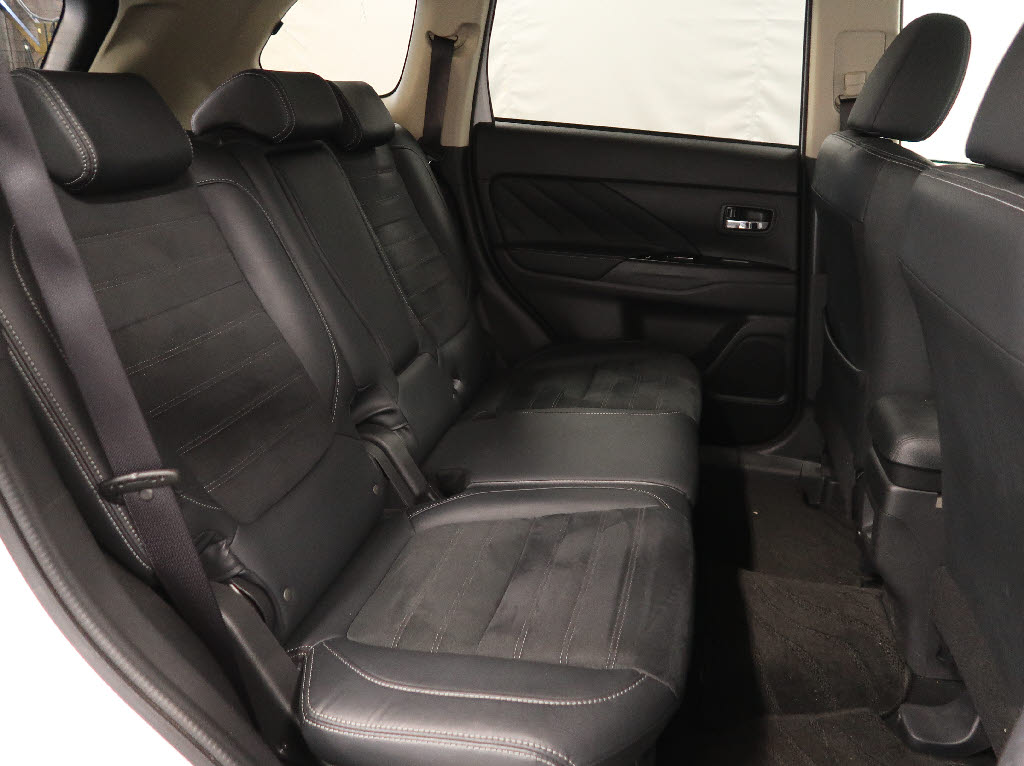 三菱 アウトランダーPHEV6枚目