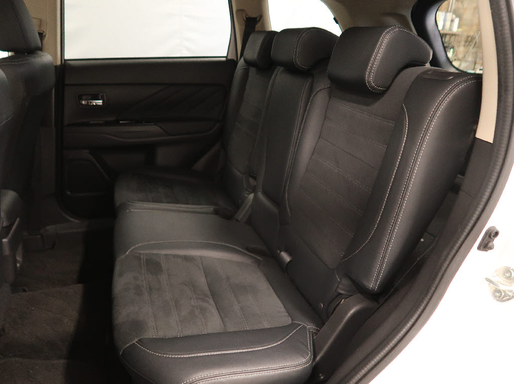 三菱 アウトランダーPHEV7枚目