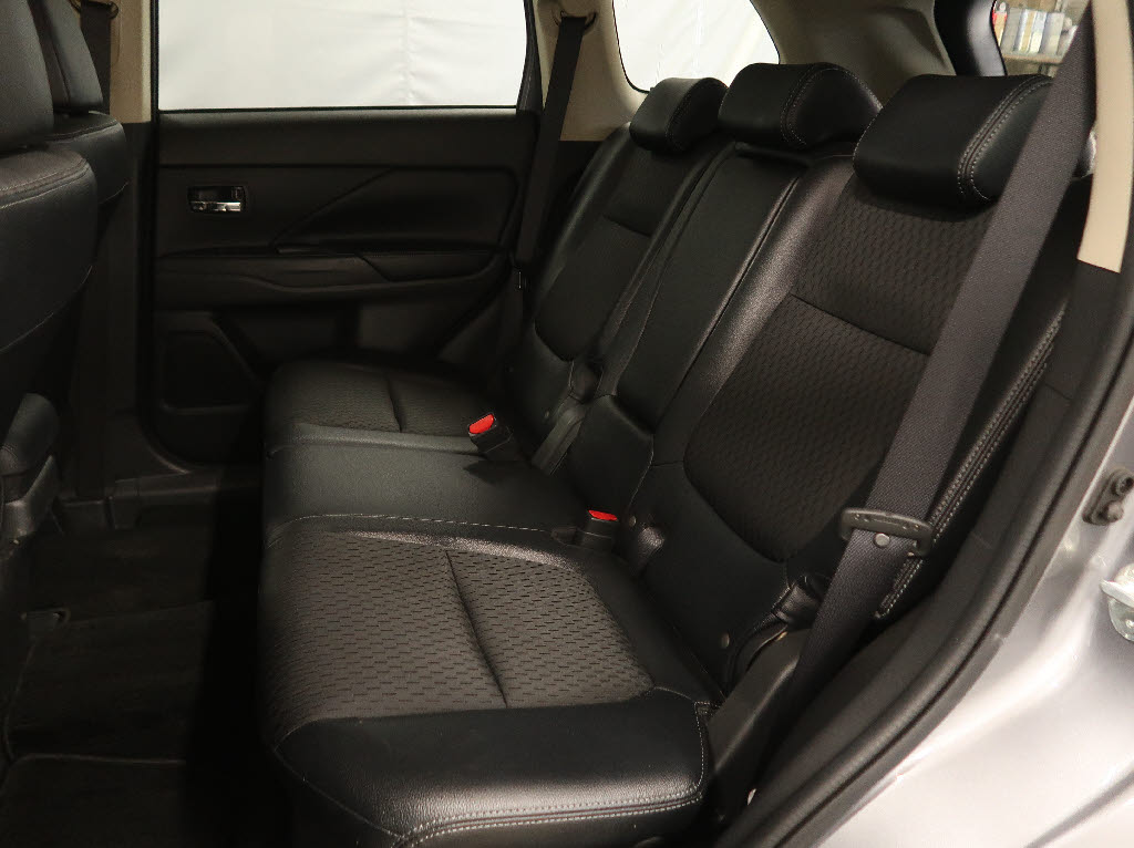 三菱 アウトランダーPHEV15枚目