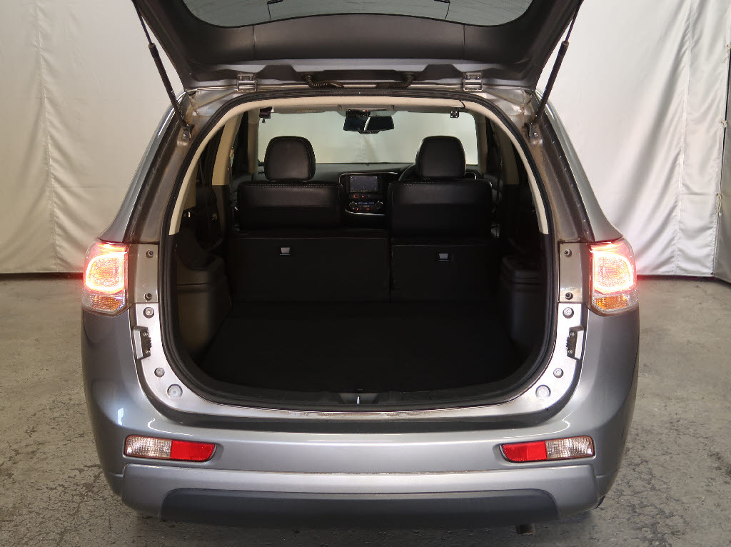 三菱 アウトランダーPHEV16枚目