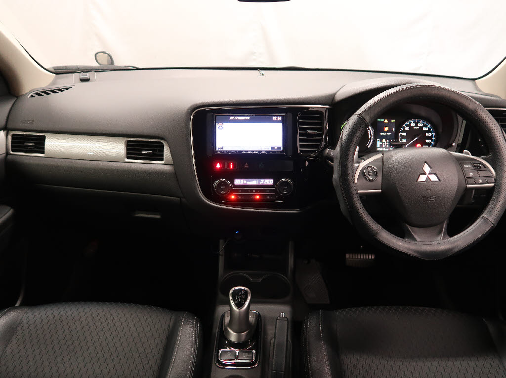 三菱 アウトランダーPHEV2枚目