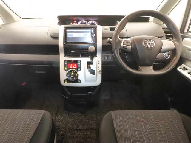トヨタ ヴォクシー2枚目